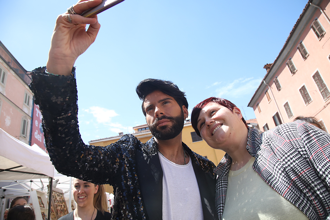 Festival della TV e dei Nuovi Media 2019_215.jpg - Real Time, la Tv delle meraviglie Un  racconto di storie e persone reali con contenuti attuali e uno stile innovativo in costante evoluzione,  ci porta con i suoi protagonisti nel mondo meraviglioso di due programmi divenuti ormai cult:  “Il Castello delle cerimonie” e “Il Salone delle Meraviglie”.Federico Lauri, Imma Polese, Gesualdo Vercio con Alessandra Comazzi.